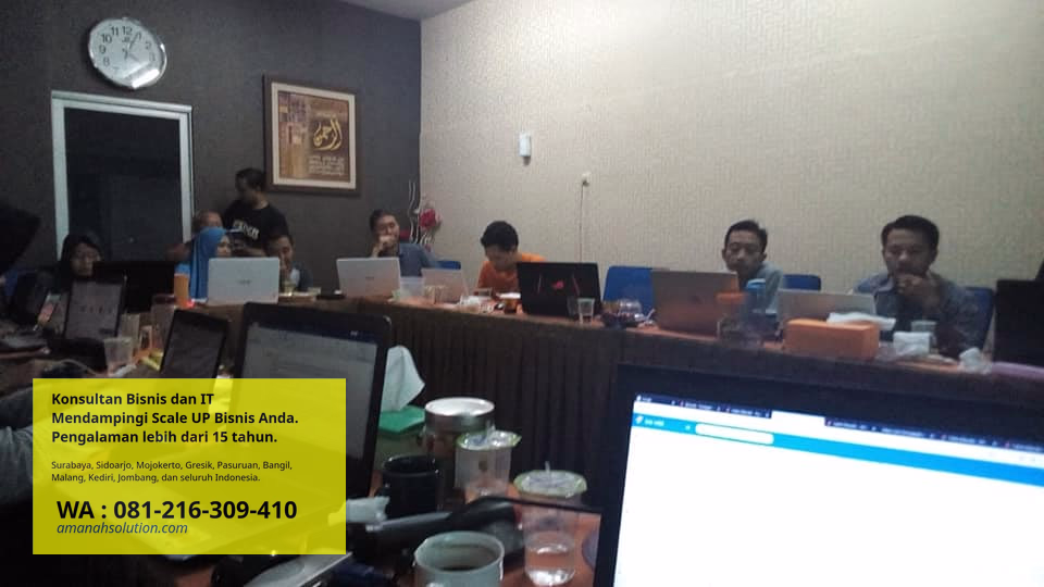 Ilustrasi kolaborasi konsultan IT dalam pelaksanaan evaluasi keamanan sistem klien