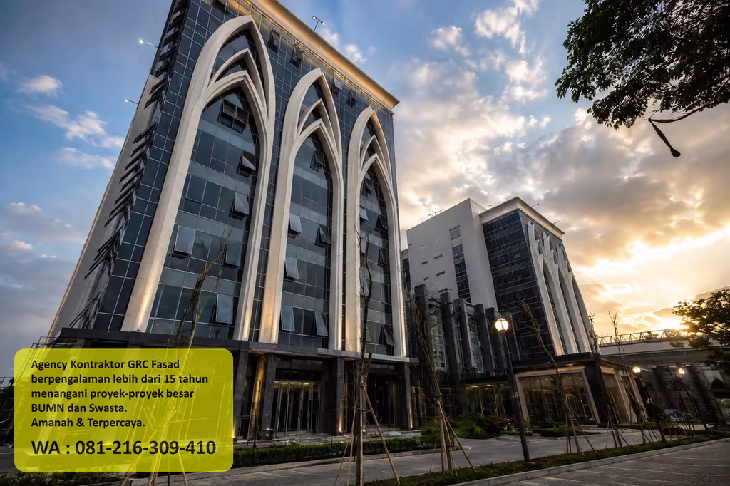 Pemasangan panel GRC fasad gedung oleh tim lapangan
