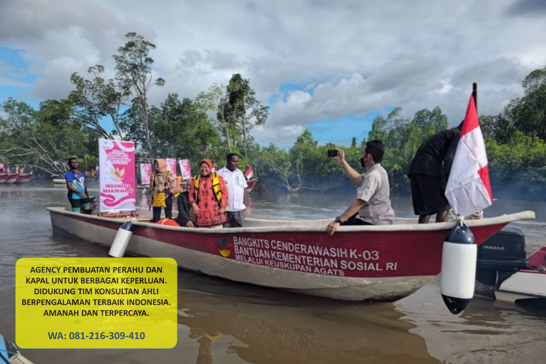 Proses pengerjaan konstruksi lambung kapal dengan teknik laminasi presisi tinggi untuk menjamin kekuatan struktural jangka panjang.