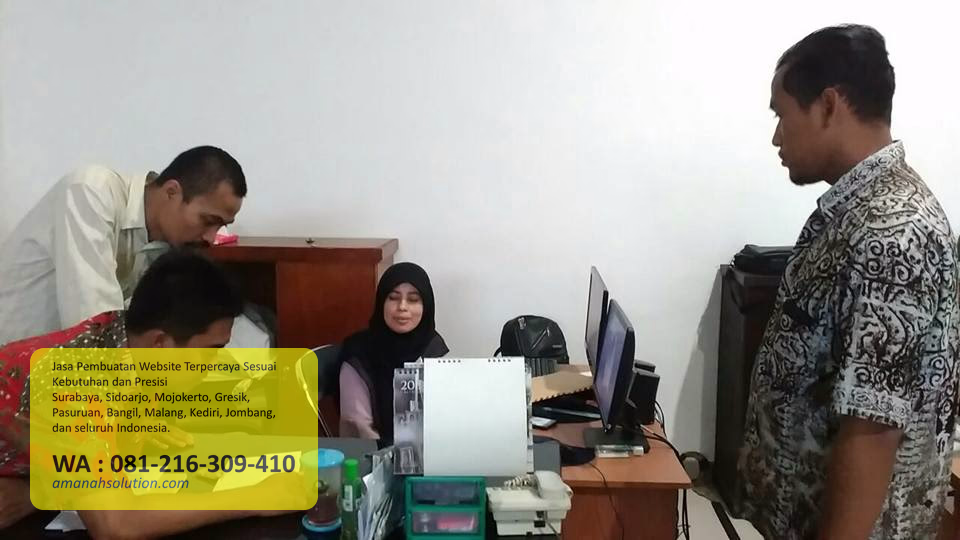 Diskusi tim pengembang sistem HRIS dengan klien