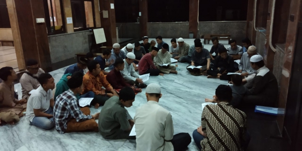 Mengaji bersama untuk peningkatan IMTAQ anak magang Mengaji bersama untuk peningkatan IMTAQ anak magang