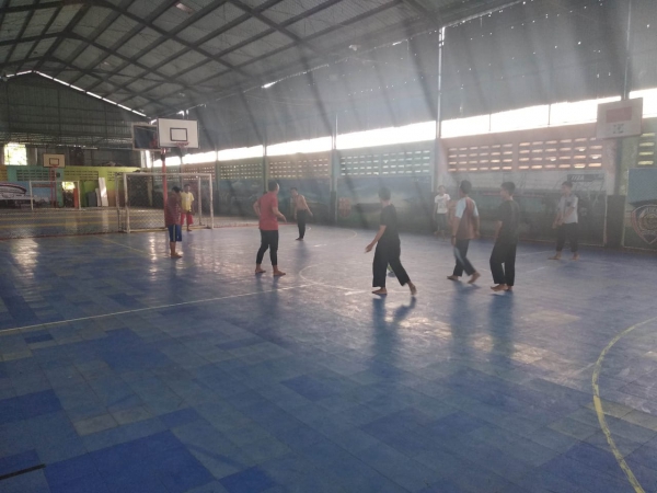 Main bola untuk refreshing di sela-sela kesibukan bekerja Main bola untuk refreshing di sela-sela kesibukan bekerja