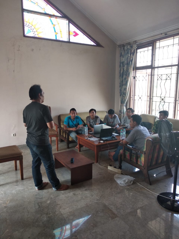 Peserta Magang SMK mendapatkan briefing dari pakar Branding untuk bagian desainnya Peserta Magang SMK mendapatkan briefing dari pakar Branding untuk bagian desainnya