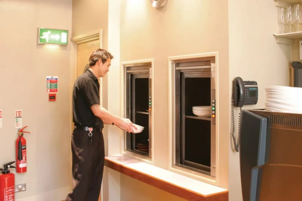 Dumbwaiter Hotel dan Cafe