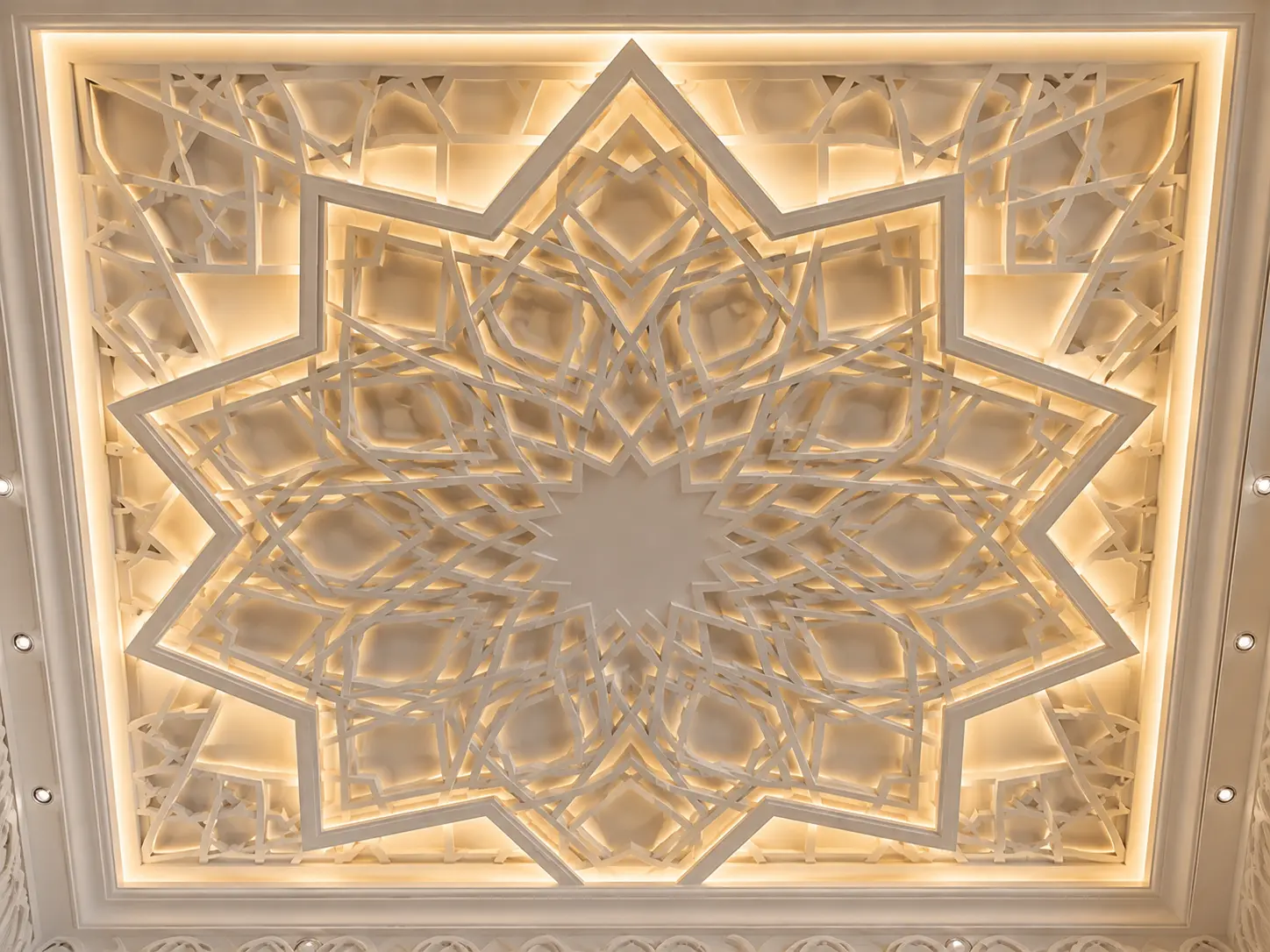 Detail motif bintang delapan pada plafon GRC interior masjid