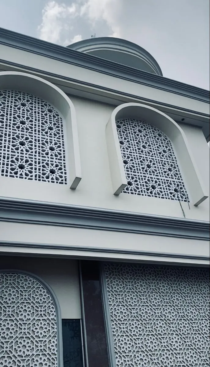 Dokumentasi pemasangan GRC pada masjid